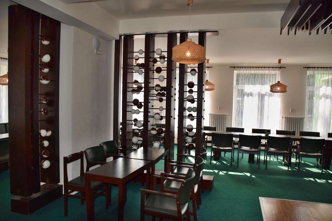 Hotel Forestyma Годонин Экстерьер фото