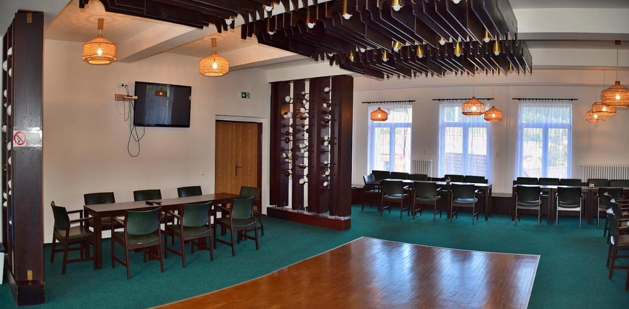 Hotel Forestyma Годонин Экстерьер фото